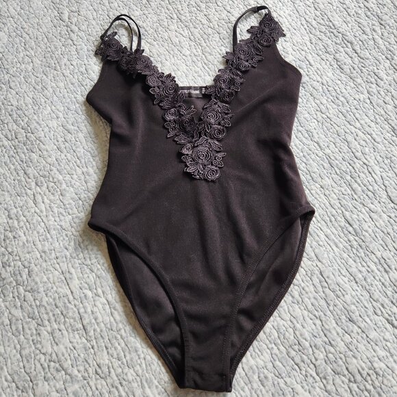PrettyLittleThing Black Bodysuit with Crochet Floral Front Design - Picture 6 of 8
